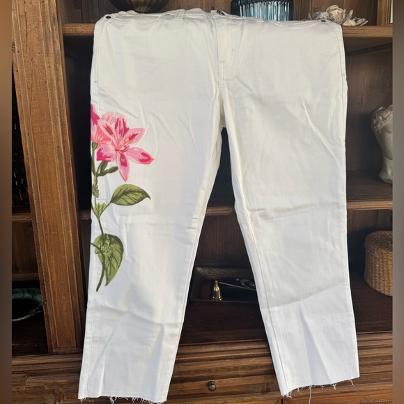 Tommy Bahama Ella Twill Floret Crop Slim Boyfriend Jeans - Picture 5 of 7